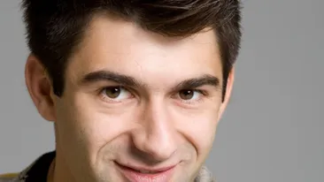 Atentie, imagini interzise celor care mai cred inca in Mos Craciun! El se jura ca nu fumeaza, dar l-am prins cu... viciu-n gura!