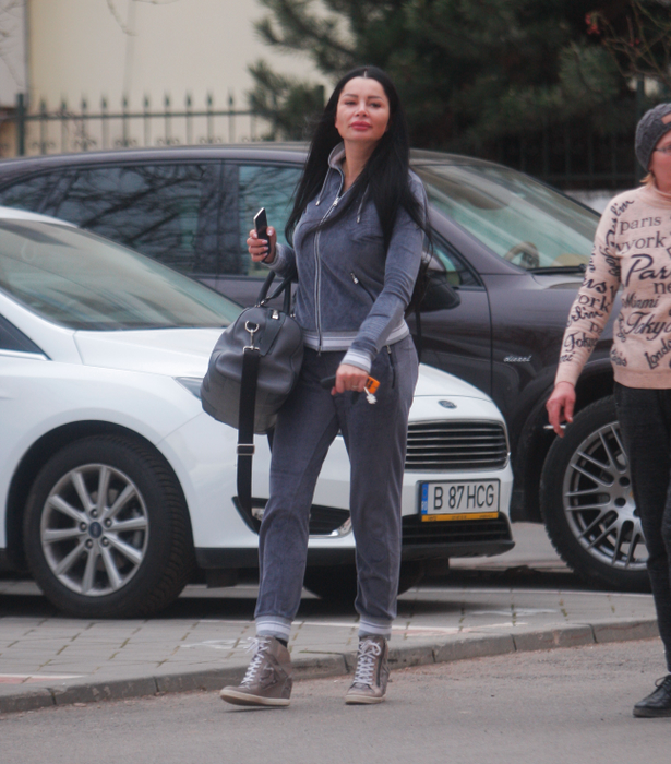 Brigitte s-a îmbrăcat în haine extrem de mulate