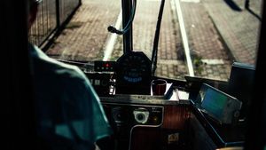 Salariu vatman 2026. Cât câștigă cu tot cu sporuri și tichete de masă