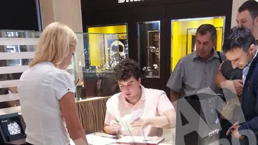 Asta, da, viata de beizadea! Victoras Micula a dat o tura rapida prin mall si si-a luat un telefon de 10.000 ! A platit cash