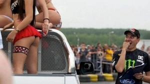 Privirea lor se duce în jos: POSTERIOARE HIPNOTIZANTE care au făcut gândurile BĂRBAŢILOR să zburde FOTO