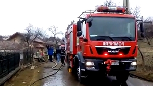 VIDEO Descoperire macabră în Argeş. Pompierii veniţi să stingă un incendiu au găsit cadavrul unui bărbat cu gâtul tăiat