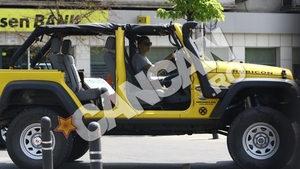 Costelus Casuneanu, fiul "Regelui Asfaltului", i-a facut un cadou fabulos iubitei sale, Ana Maria Popa! “Regina Soselelor” la volanul unui Jeep decapotabil
