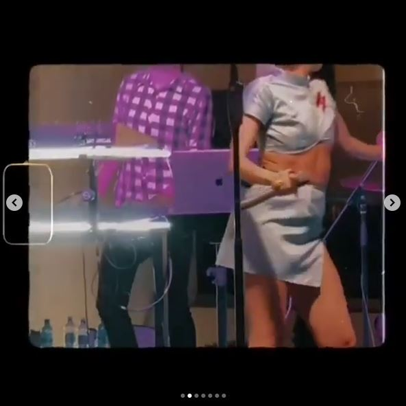 Lidia Buble a încins Instagram-ul după ce a ridicat picioarele în timp ce purta o fustă mini! Are sau nu lenjerie intimă?!