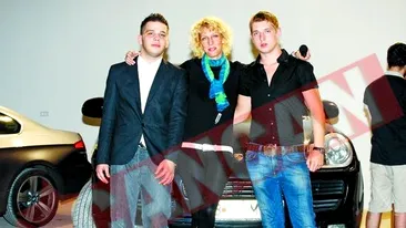 Iri ii plimba copiii cu masina decapotabila