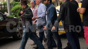 Imagini IREALE CU Johnny DEPP la Bucureşti. A chefuit într-o cârciumă, baricadat cu pătura-n geam!