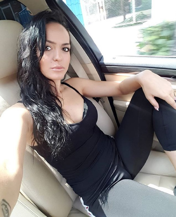 Manelista Irina Lepa, cu părțile intime la vedere! Cum s-a pozat bruneta