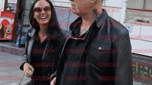 James Hetfield de la Metallica, plimbare romantică cu iubita la Universitate. Un fan a încercat să facă o poză cu el, dar a fost refuzat
