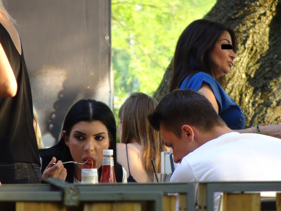 Andreea Tonciu și soțul ei, în timp ce își savurau mâncarea la restaurant