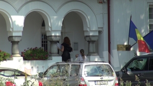 Ioana Basescu nu-si scapa deloc baietelul din ochi! Il ia cu ea chiar si in timpul orelor de program!