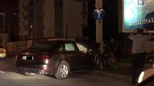 Un ieșean a mers la băut după ce și-a cumpărat mașină de lux, apoi a intrat cu ea în stâlp. Bolidul avea doar 500 de kilometri la bord