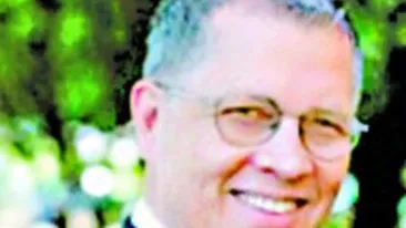 Presedintele unei universitati americane are apucaturi sado-maso! Racoleaza sclave sexuale pentru el si amoreza lui