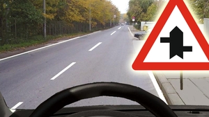 Puțini șoferi români știu! Ce avertizează, de fapt, indicatorul rutier din imagine