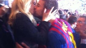 Cine a zis ca Shakira sI Pique se despart – Uite-i cum se saruta in tribuna