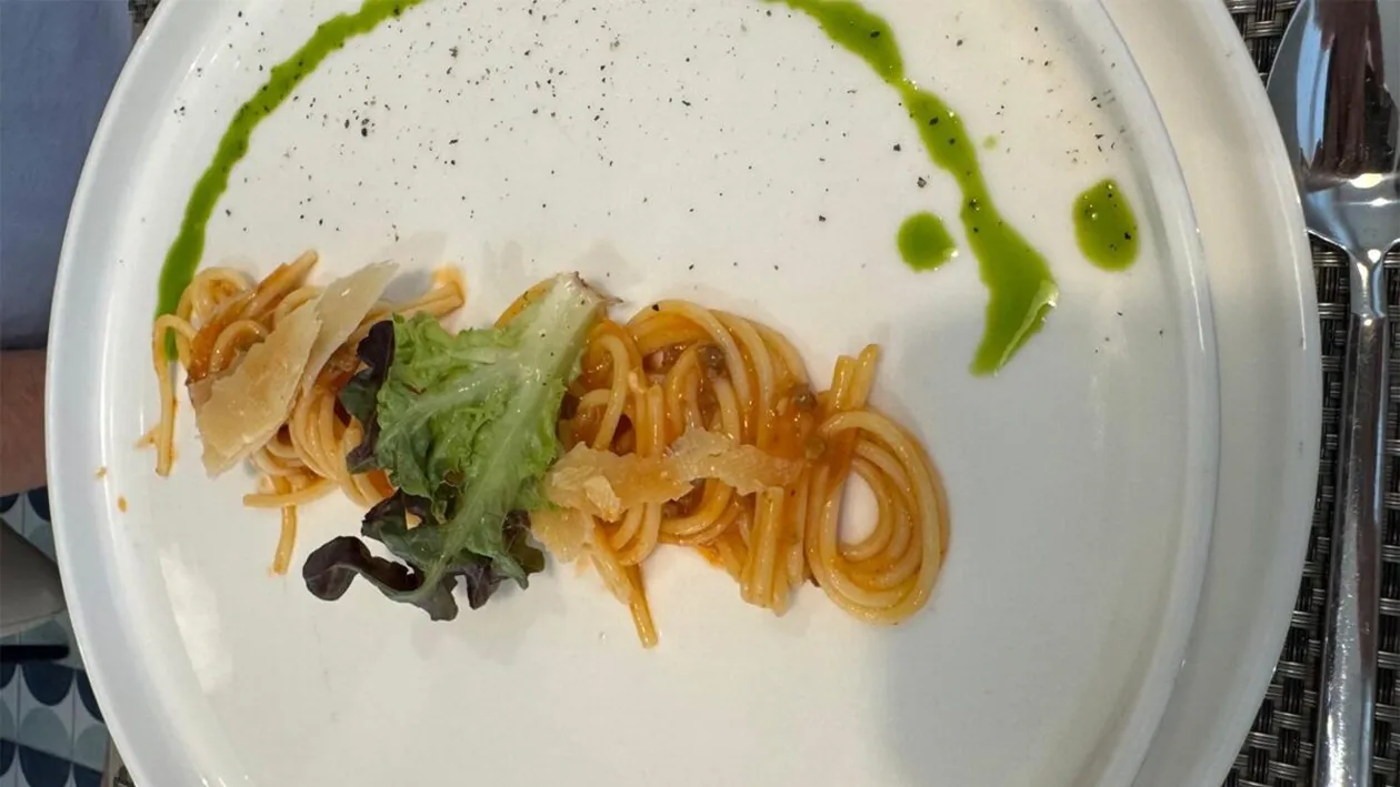 Ce a primit să mănânce o turistă din România, într-un hotel 5* din Turcia. Când a văzut, a scos telefonul și a făcut poze