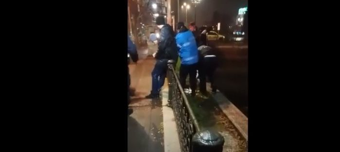 Doi tineri ameţiţi de alcool au căzut în Dâmboviţa, noaptea trecută! Operaţiune dramatică de salvare