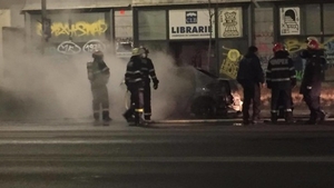 O maşină a luat foc în zona Pieţei Romane din Capitală! Oamenii legii au arestat imediat un bărbat