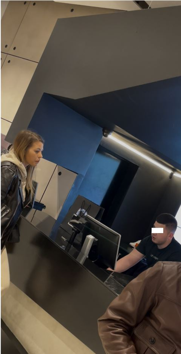 Roxana Nemeș discută cu băiatul de la casa de marcat (Foto: CANCAN.RO)