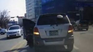 VIDEO Gafă istorică a unei soferiţe! A căzut din maşină în timp ce dădea cu spatele! Vezi cum s-a făcut de râs