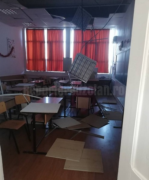 Tavan prăbușit peste elevii unui liceu din Buzău!