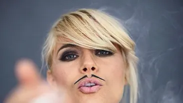 Noua melodie a Corinei, mesaj de la Smiley pentru Laura Cosoi. A fost compusa dupa ce s-au despartit. Ce ii transmite cantaretul