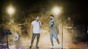 Edward Sanda a marcat lansarea primului său album printr-un concert live, pentru familie și prieteni