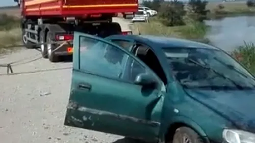 VIDEO. O femeie a fost lăsată să se înece după ce a plonjat cu mașina în lac, lângă autostrada București-Pitești. Polițiștii au descoperit grozăvia abia după două luni