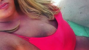FOTO / E “blindată” de celulită, are “şunculiţe”, dar şi mult curaj. O vedetă a îmbrăcat un costum de baie tranparent şi a arătat tot, chiar tot!