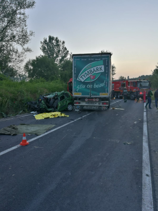 Mașina scăpată de sub control a intrat direct în TIR