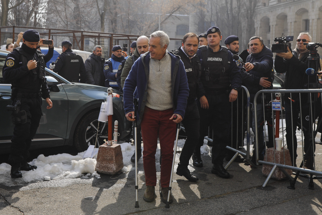 Călin Georgescu, oprit în trafic și ridicat de polițiști. A fost dus la Parchetul General! (INQUAM_Photos_Malina_Norocea)