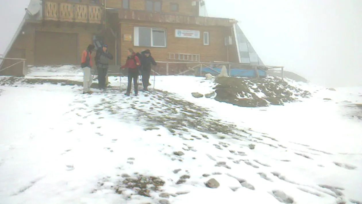 Salvamontistii, in alerta maxima! Pe platoul Bucegilor, zapada are pana la 30 de centimetri!