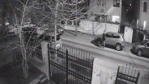 Piromanul din București, care a incendiat la 8 mașini și un bloc, a fost prins! E incredibil unde l-au încătușat polițiștii
