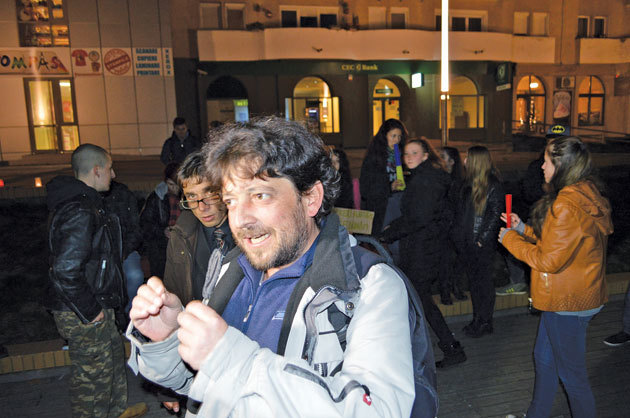 Bărbatul care s-a spânzurat de pasarela de la ieşirea din Alba Iulia este jurnalistul Cristian Matos