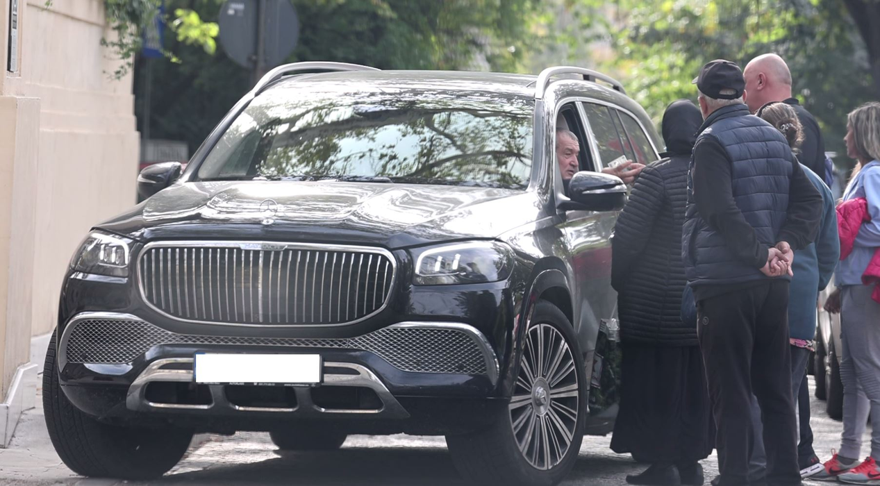 Gigi Becali nu a fost zgârcit  atunci când nevoiașii i-au cerut bani (Foto: CANCAN.RO)