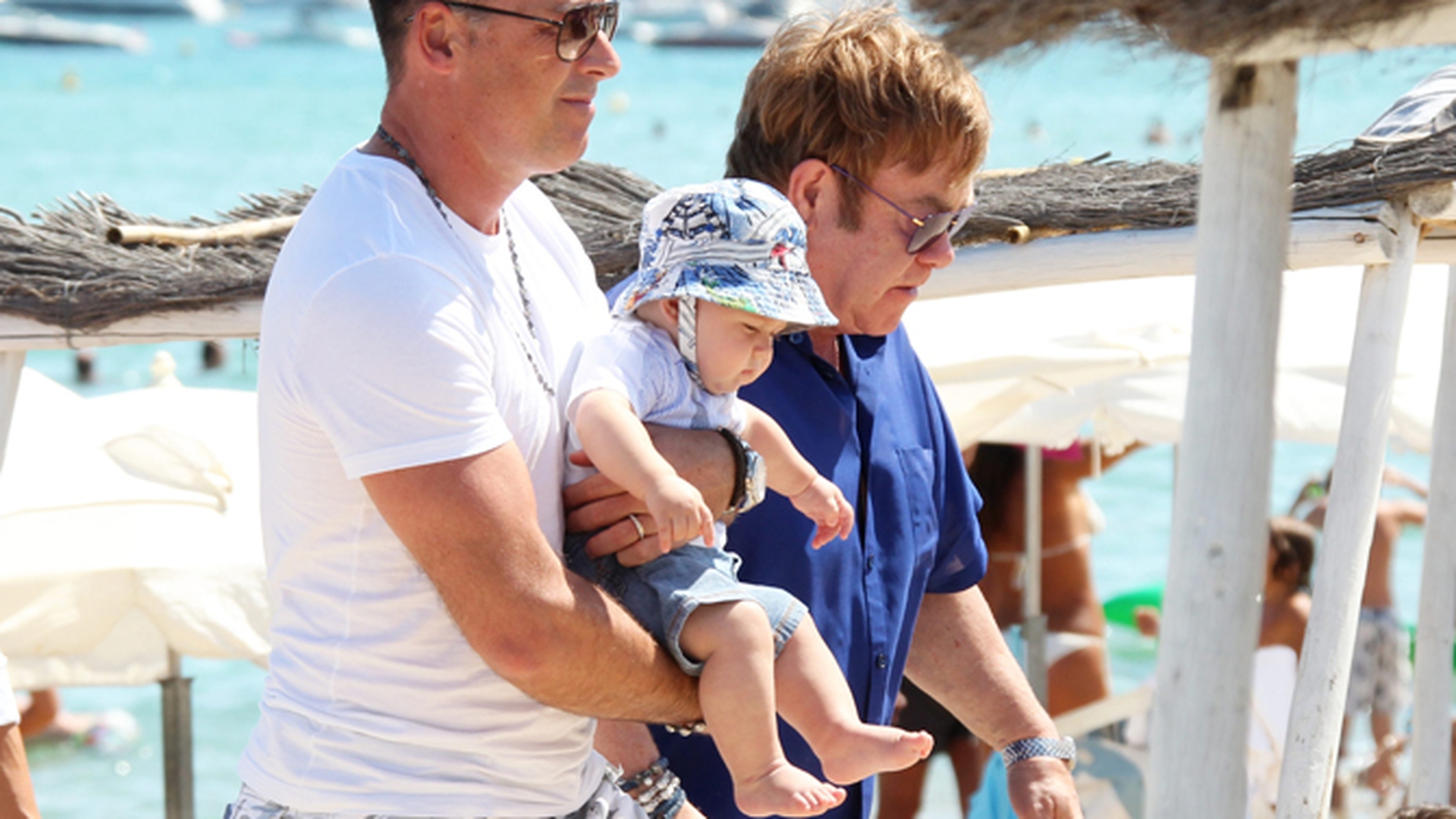 Elton John si partenerul sau de viata isi rasfata fiul la Saint-Tropez
