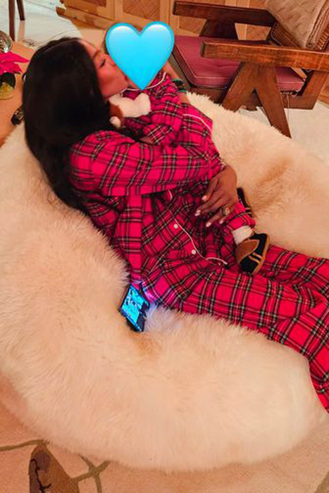 Naomi Campbell își îmbrățișează fiul de 1 an și fiica de 3 ani într-o excursie de schi în familie, ianuarie 2025. Foto: Profimedia