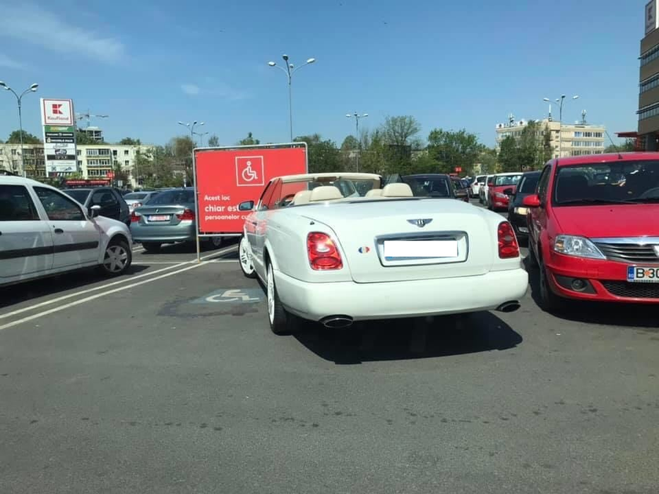 Un cunoscut multimilionar din Capitală și-a parcat Bentley-ul de 380.000 de euro pe locurile destinate persoanelor cu dizabilități