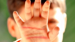 Caz halucinant în Gorj! Un copil de doi ani a fost bătut cu bestialitate de tatăl său deoarece se certa cu fratele lui mai mare