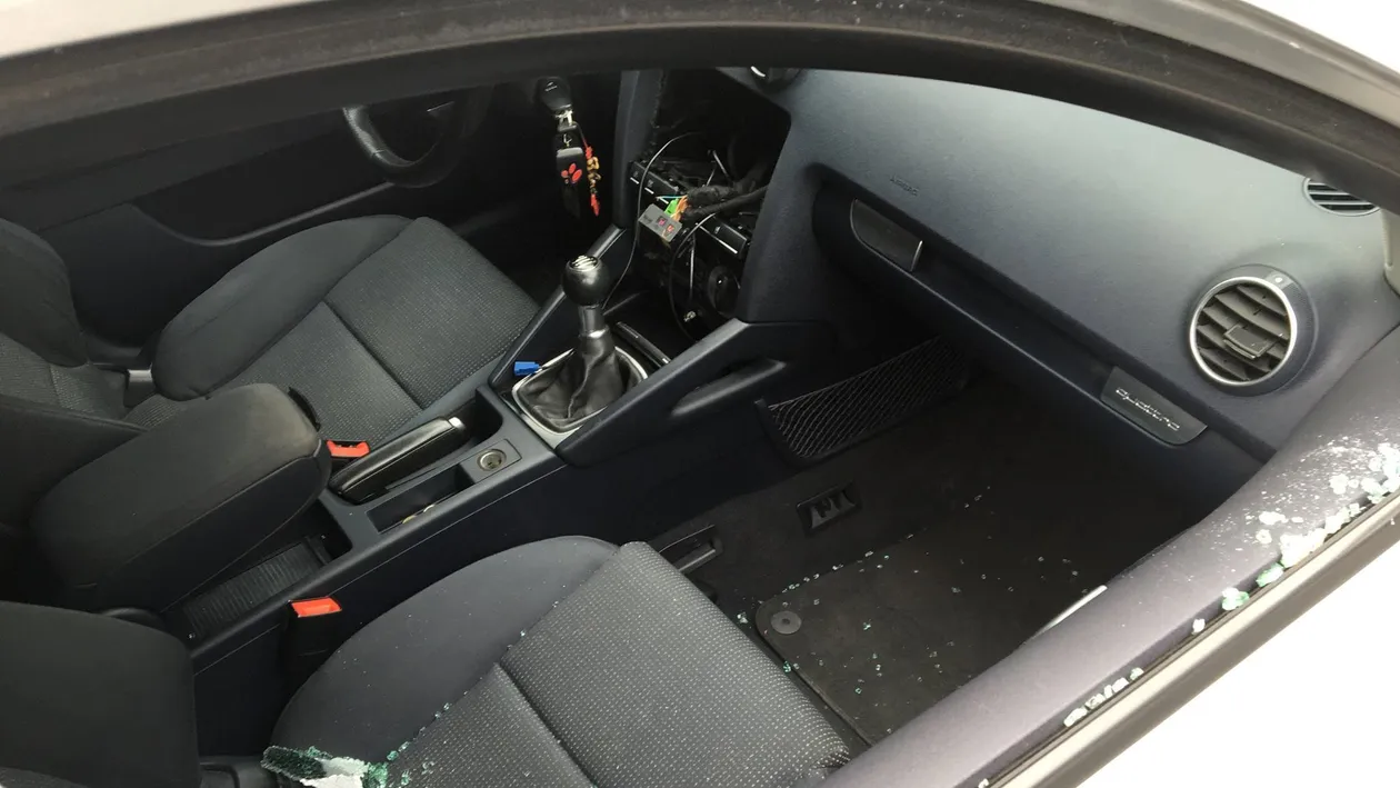 IMAGINI INCREDIBILE! Atenţie bucureşteni. Un bărbat şi-a găsit maşina vandalizată de hoţi chiar de FLORII. Cum arăta autoturismul te va şoca