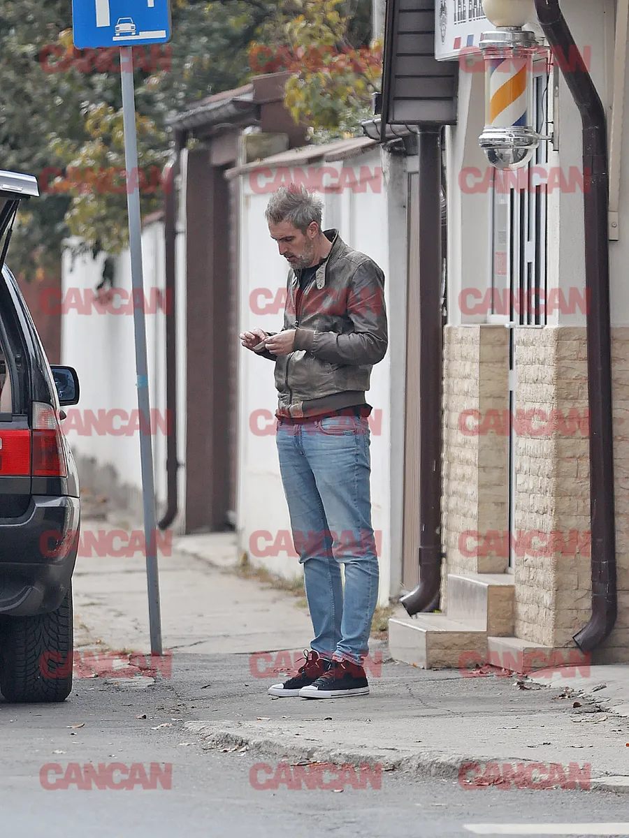 A plătit parcarea, apoi Ernest s-a relaxat cu o țigară