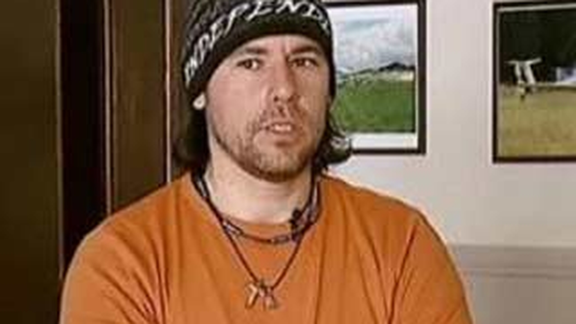 VIDEO Prietenii parasutistului aruncat din avion de teroristi: "Nu exista drac mort"