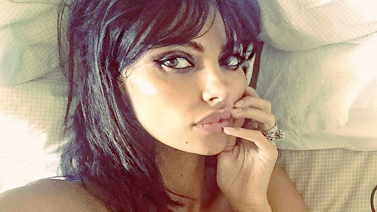 Fotografia care a pus fanii pe jar. Mădălina Ghenea, în pat cu iubitul ei! Vedeta mai are puţin şi naşte!