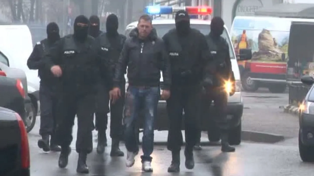 Incredibil! Un tănăr beat a făcut ravagii în Câmpulung Muscel! A distrus vitrinele magazinelor de pe o stradă întreagă!