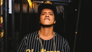 Bruno Mars, evacuat de urgenţă după ce scena a luat foc în timpul concertului: "Am ars scena în Glasgow"