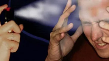 Un elev din Iași este căutat de polițiști, după ce, supărat din cauza unui meci, a pulverizat spray lacrimogen într-un tramvai