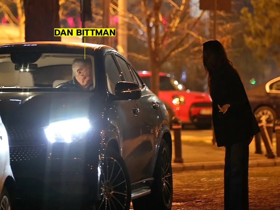 Artistul i-a dat un pupic prin geam femeii Foto CANCAN.RO