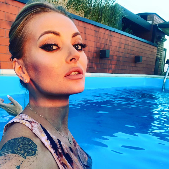 Delia a profitat de vremea bună și s-a relaxat la piscină! Vedeta a stârnit fanteziile bărbaților cu formele sale sexy, în costum de baie