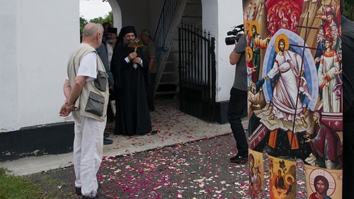 Imagini unice. Episcopul din Slatina, primit cu... covor de petale de trandafiri la Slătioara. Sătenii au adunat florile din curți și le-au împrăștiat pe stradă