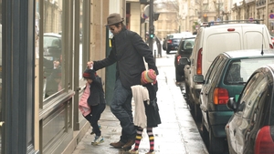 VEZI FOTO Brad Pitt le-a cumparat fetitelor haine in valoare de 10.000 de dolari intr-o singura zi!