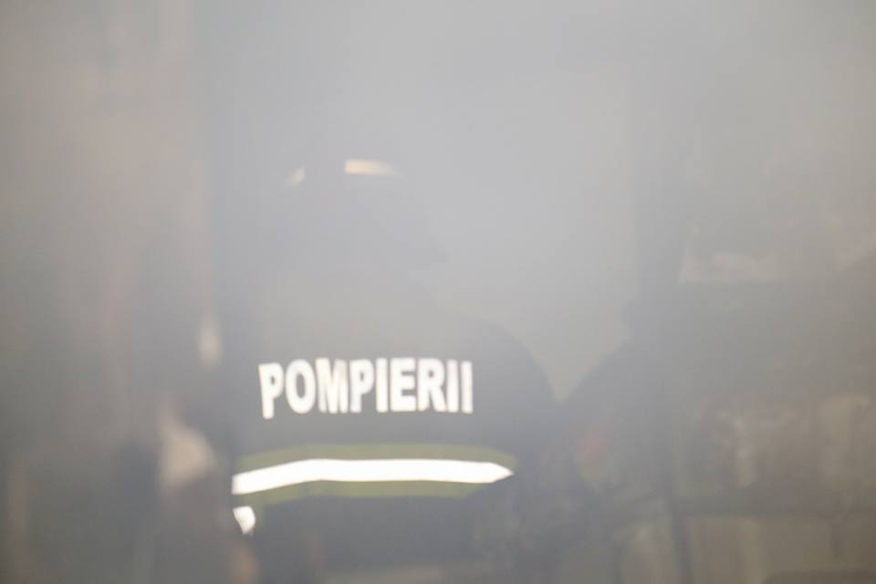 Incendiu puternic într-un bloc din Capitală! 50 de persoane au fost evacuate
